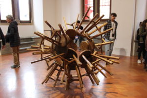 Wood: la sfera di sgabelli